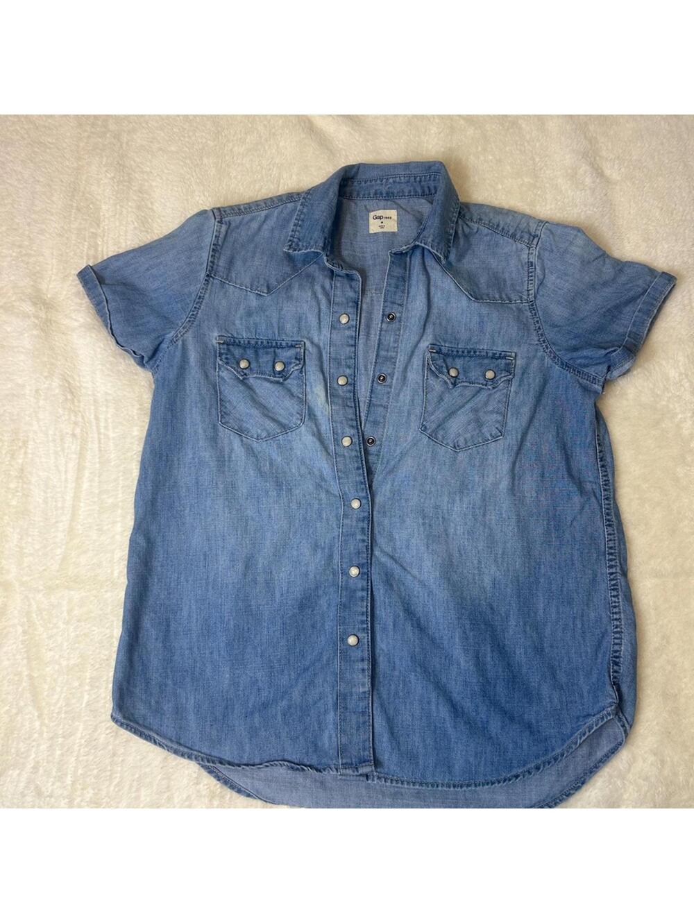 Gap 1969 Women’s Denim Button Down Shirt Size Medium Short Sleeve Chambray